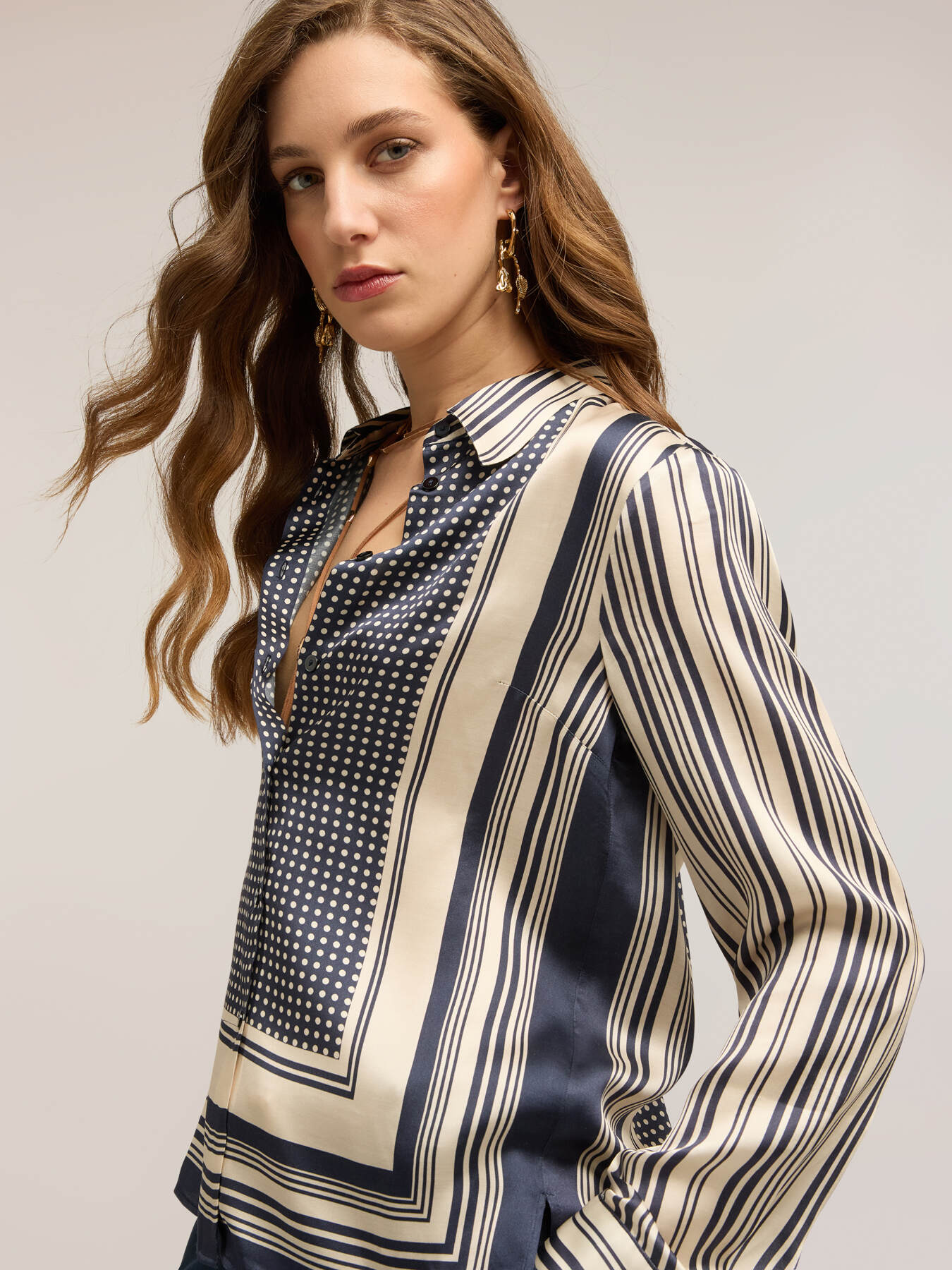 Foulard print satin shirt image number 3