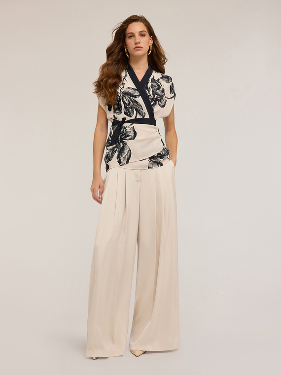 Top a fiori con incrocio