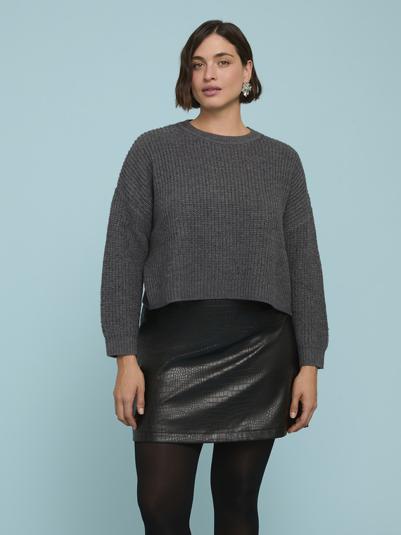 Crew neck cropped cut sweater