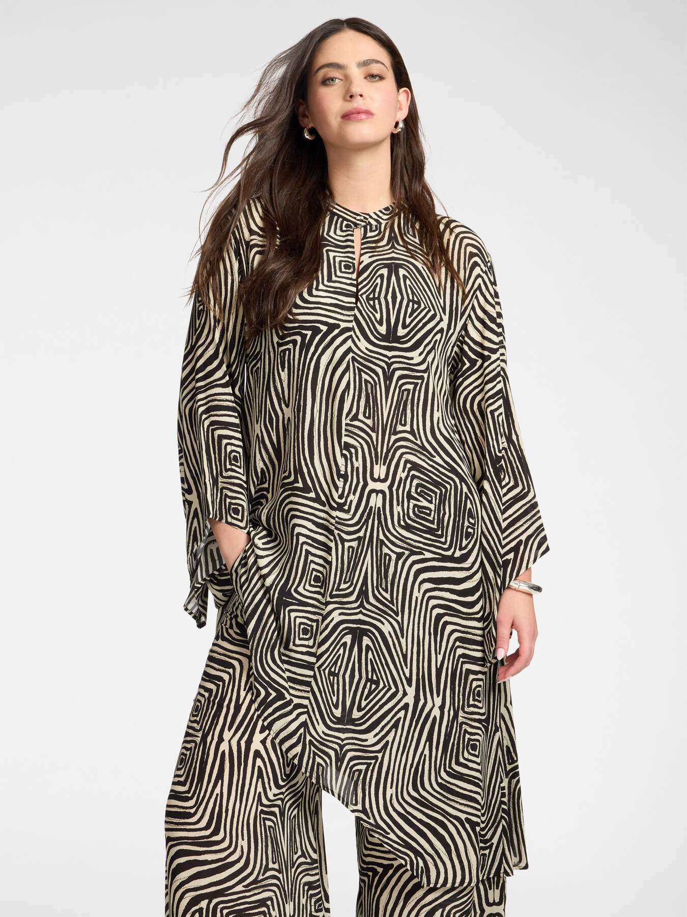 Blusa lunga stampata in viscosa image number 0