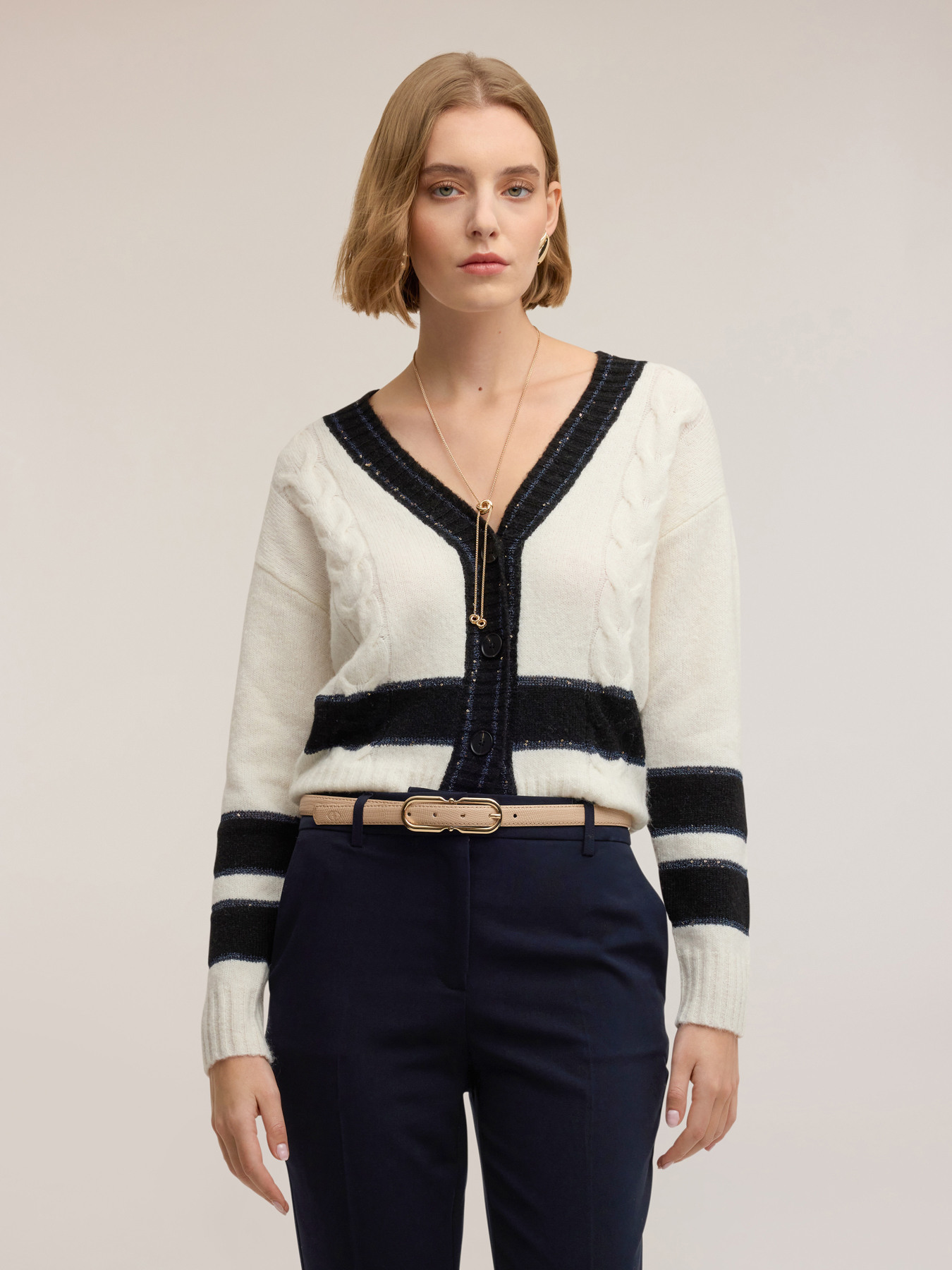 Strickjacke mit Pailletten image number 0