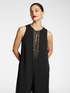 Conjunto elegante con mono y capa image number 2