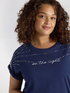 Camiseta con pedrería y escritura. image number 3