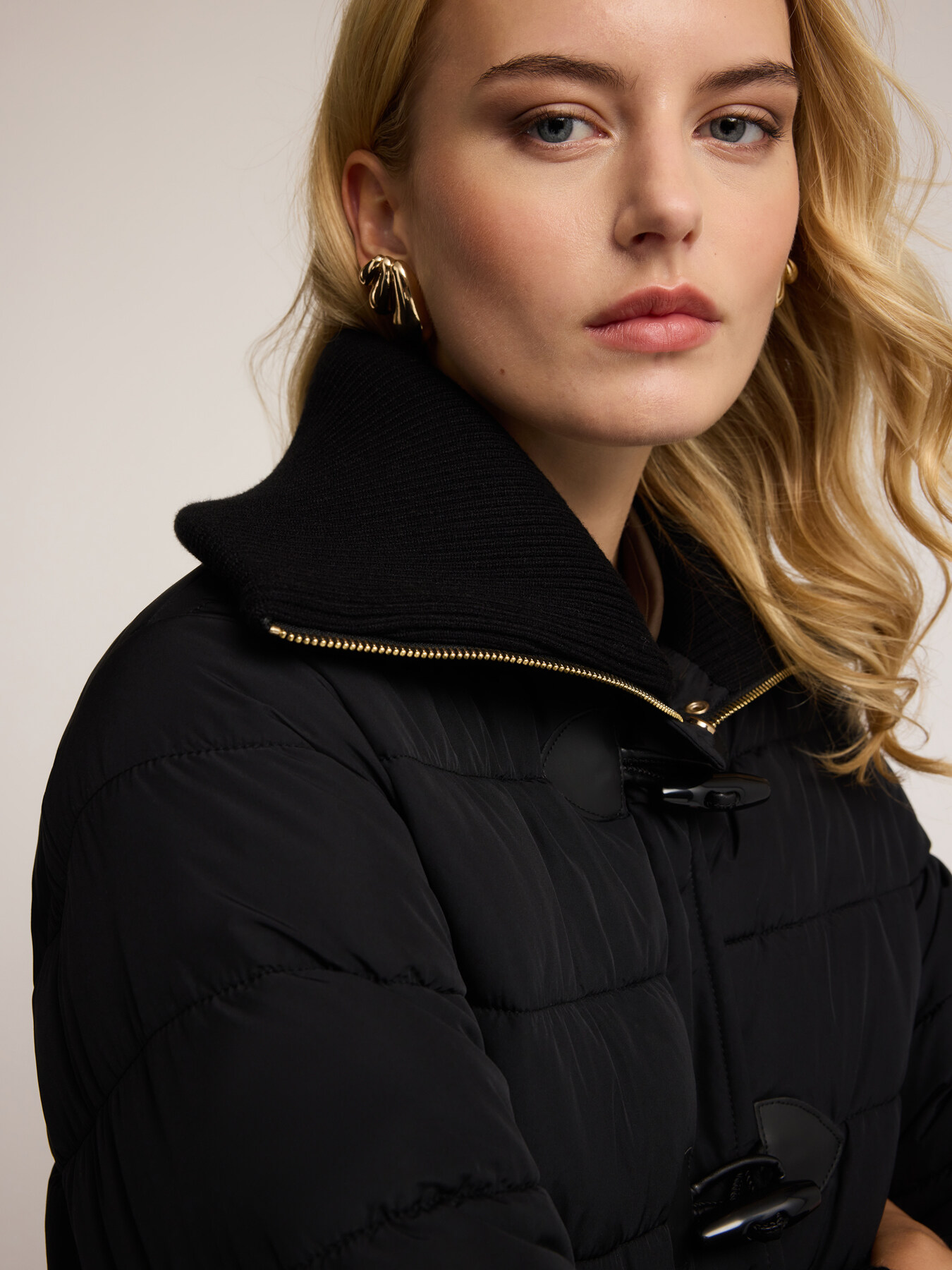 Plumífero acolchado con alamares image number 2