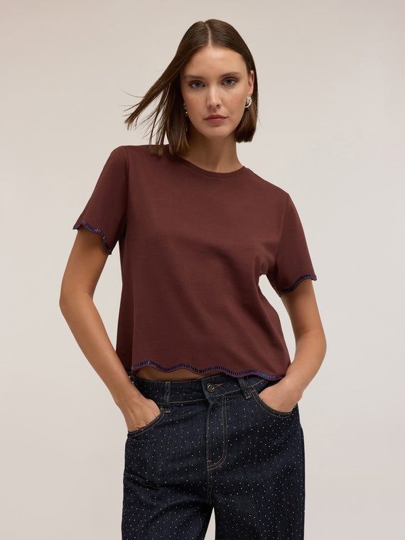 T-shirt con orli ondulati e ricamati
