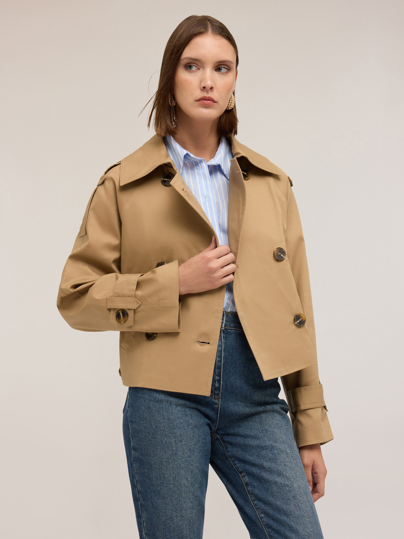 Short double-breasted trench coat image number 3