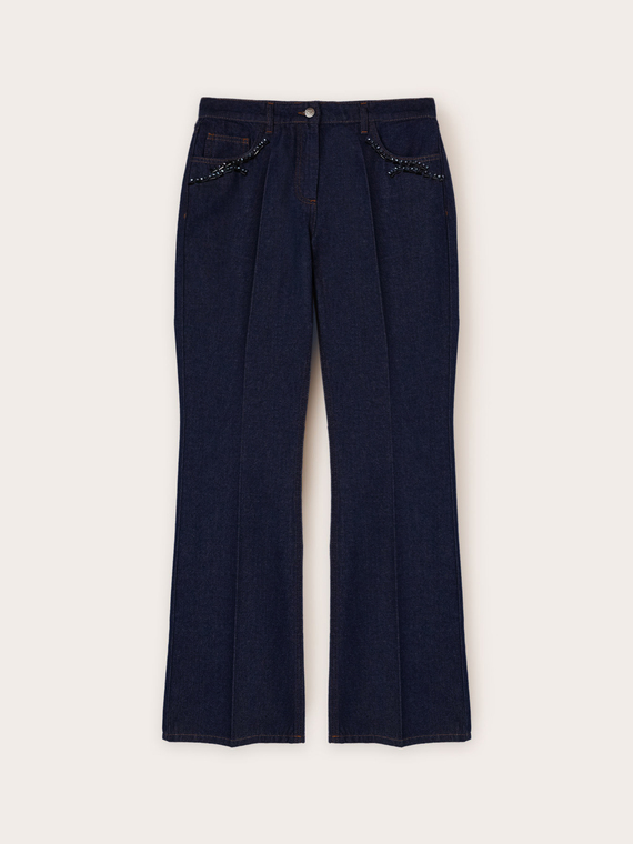 Flare-Jeans mit aufgestickten Steinchen