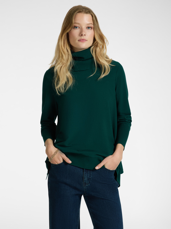 Loose-fitting sweater with detachable collar