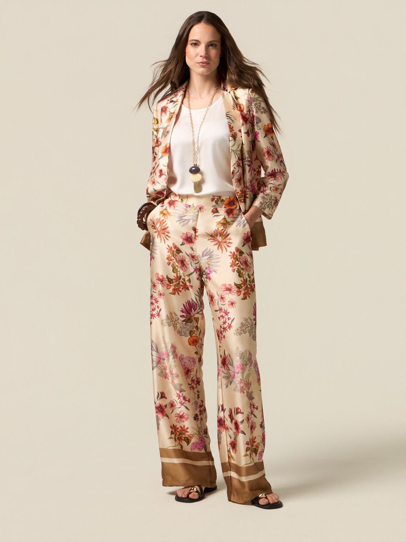 Pantalones palazzo de satén estampado image number 0