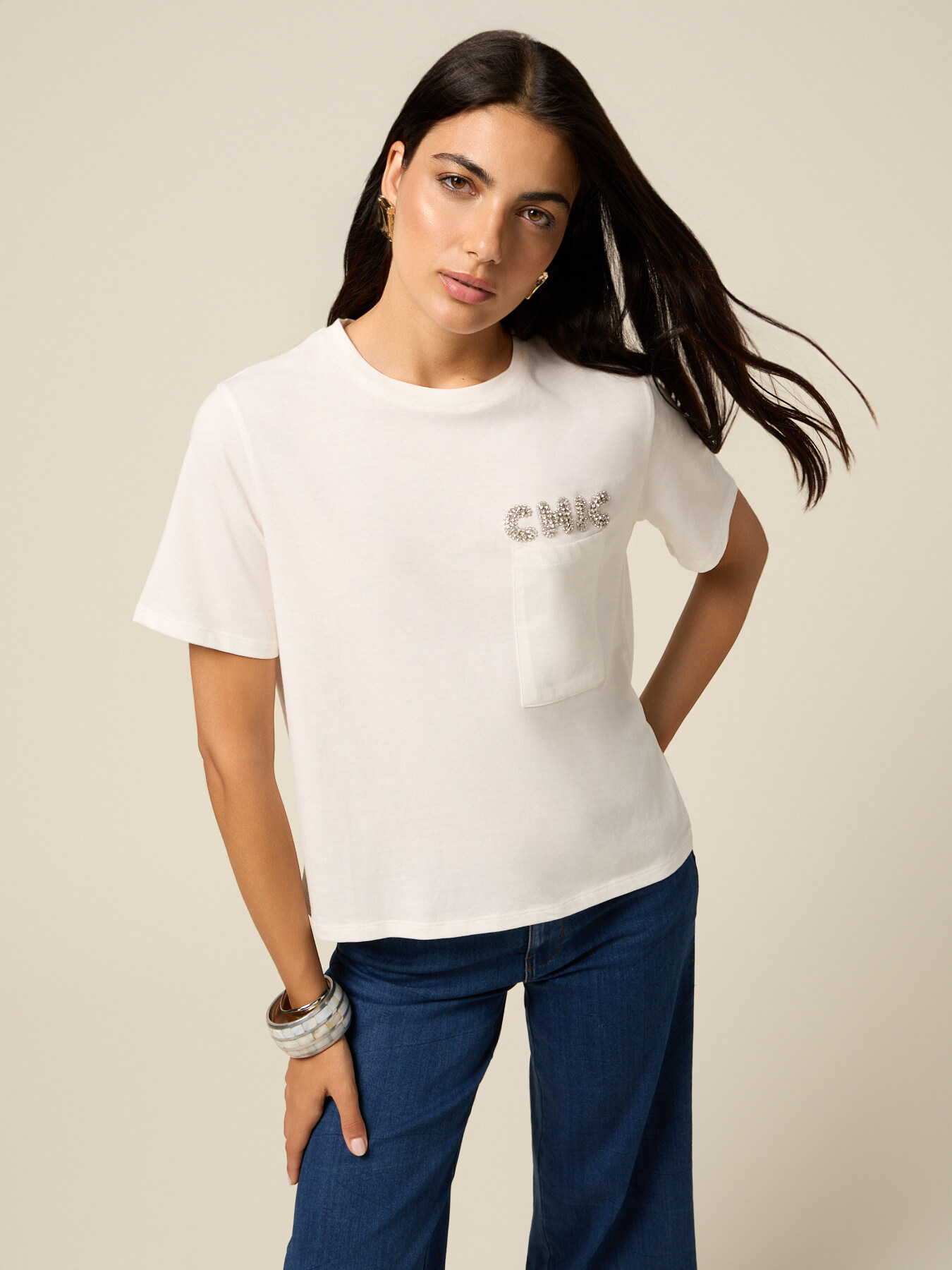 T-shirt con ricamo gioiello e taschino image number 0