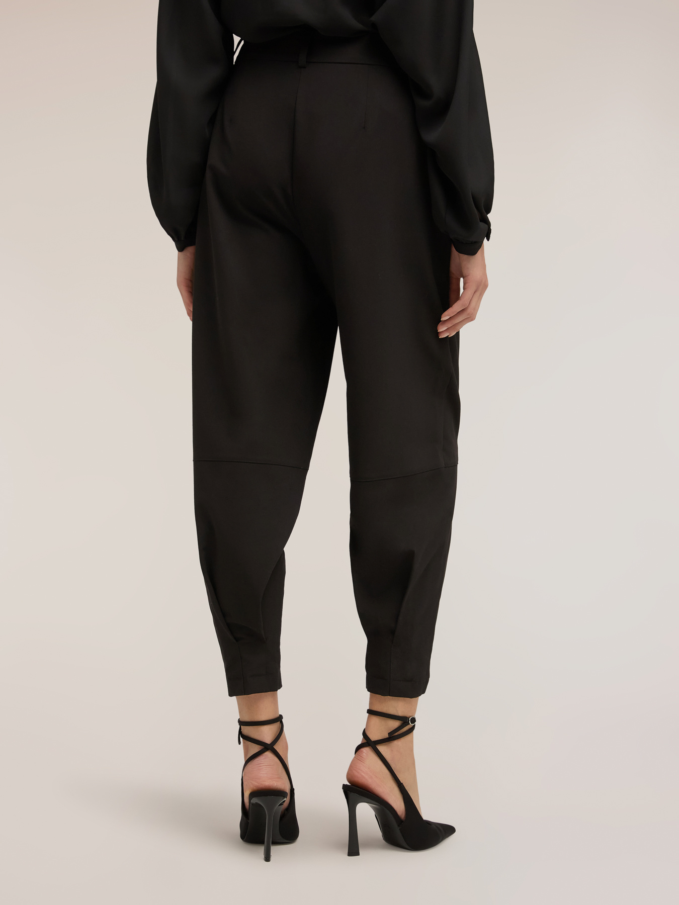 Pantaloni carrot con polsino sul fondo image number 1