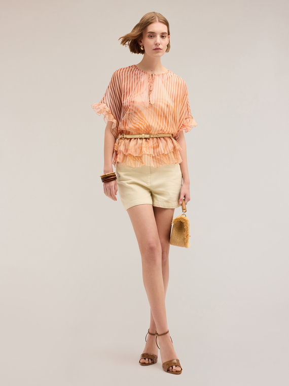 Blusa in fantasia con volant