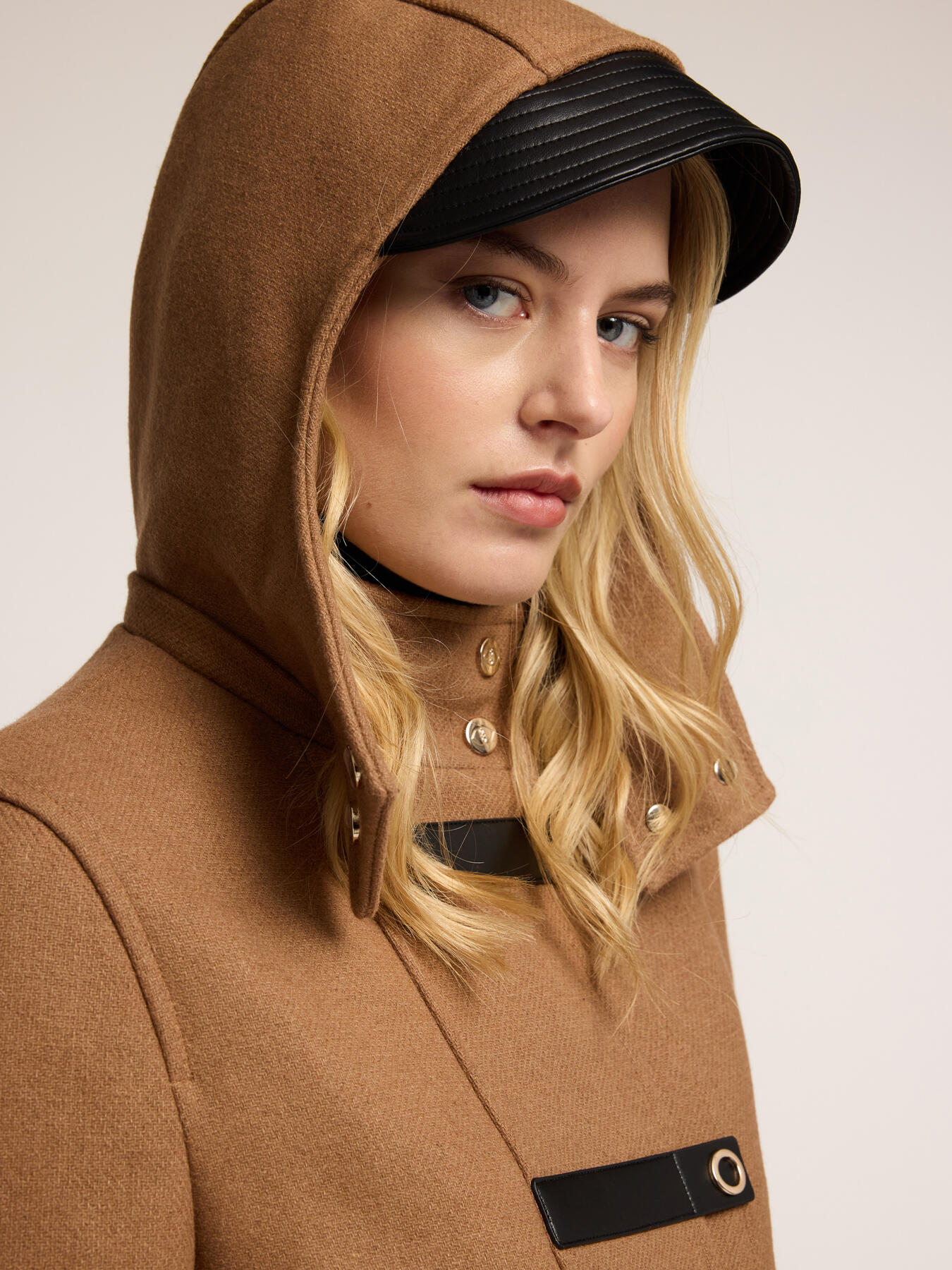 Mixed wool cloth coat with inserts image number 3