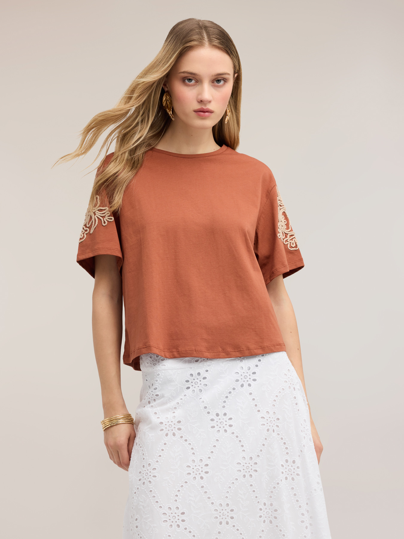 T-shirt en jersey avec broderies florales image number 2