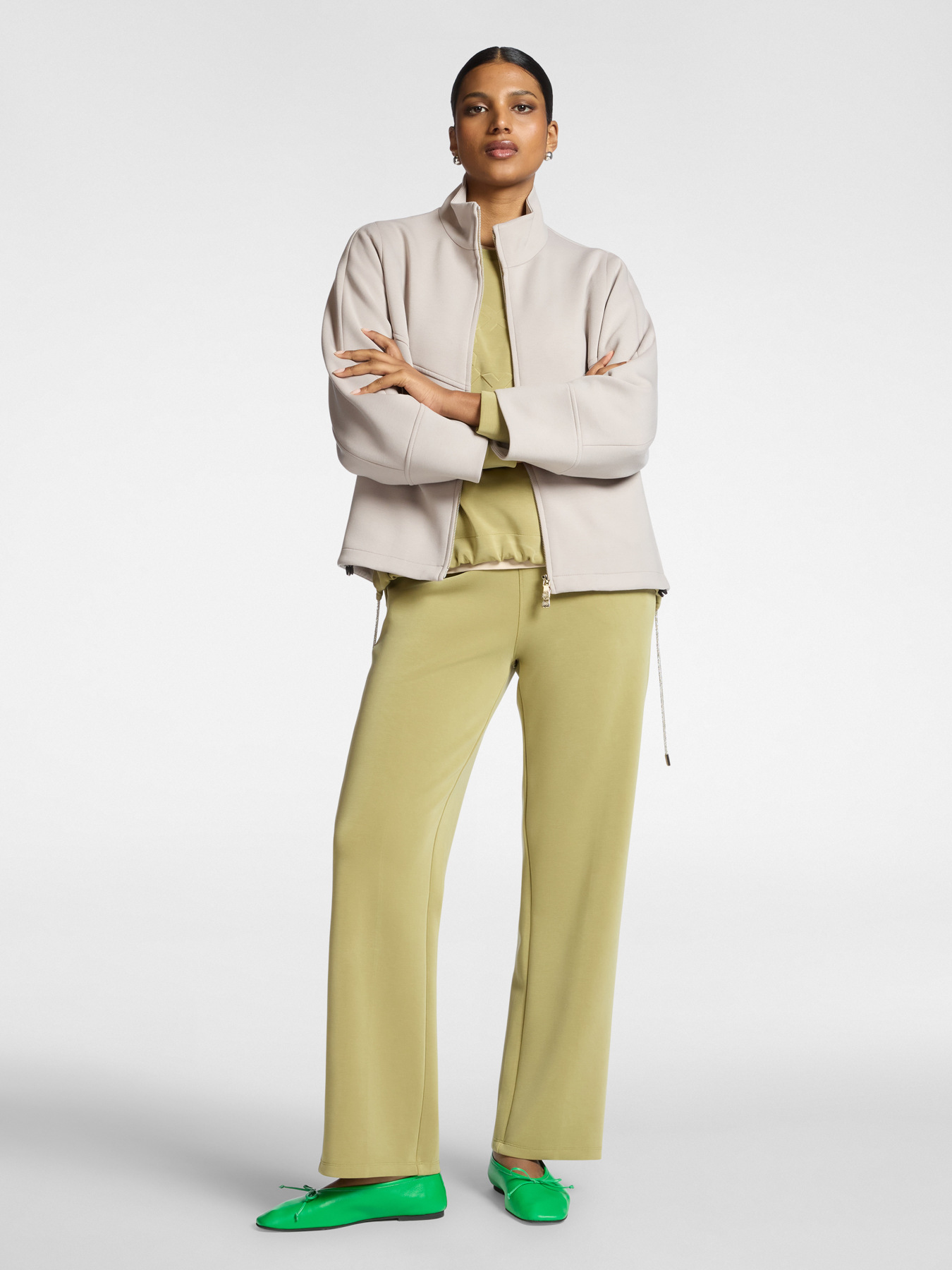 Chaqueta con cuello alto y cremallera image number 2