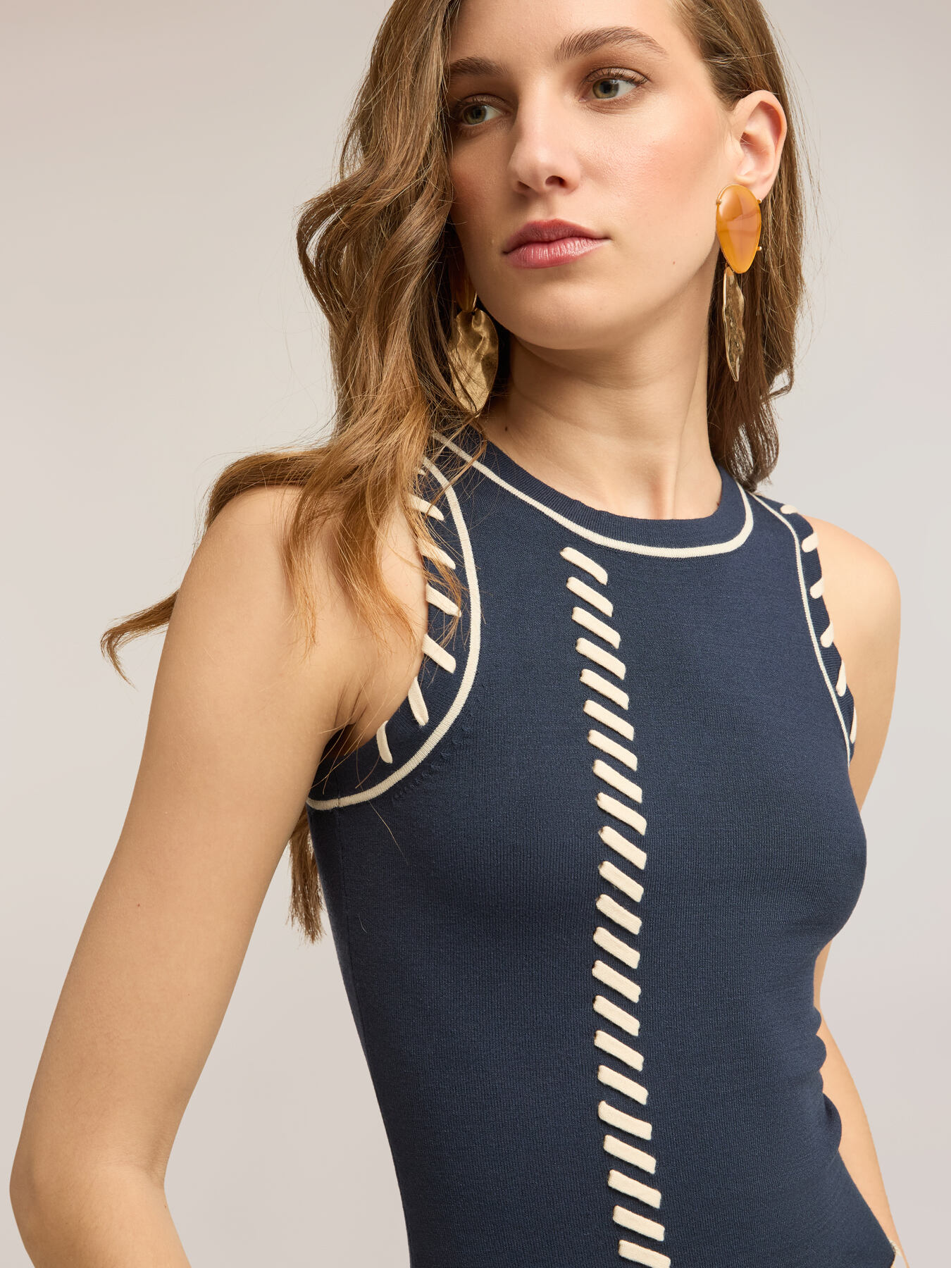 Pull sans manches avec surpiq&ucirc;res d&eacute;coratives image number 3