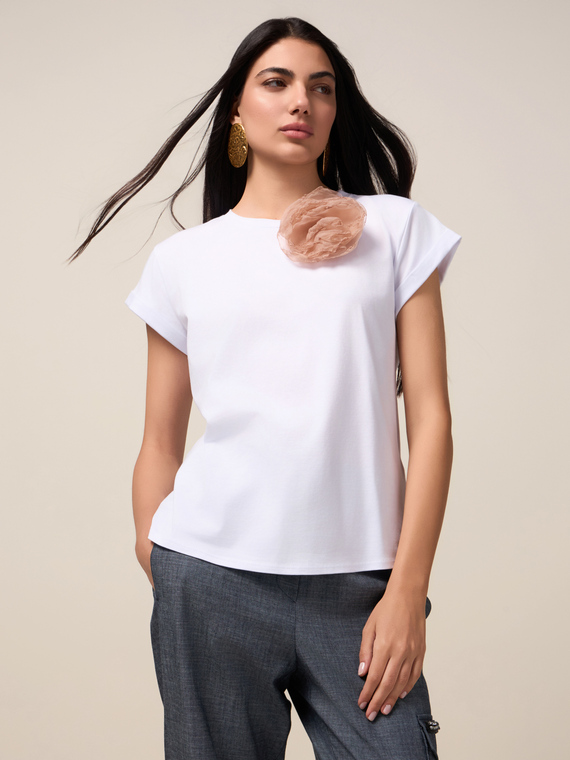 T-shirt con spilla a fiore