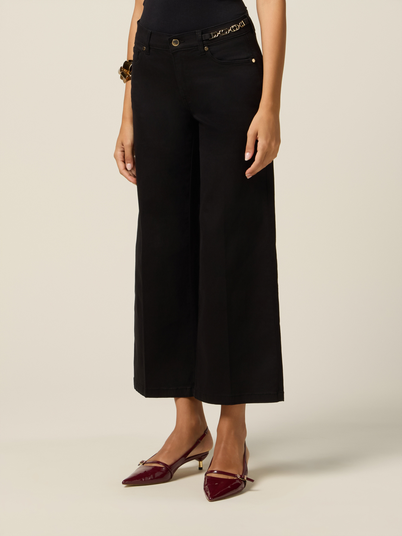 Pantaloni kick flare con dettaglio catena image number 3