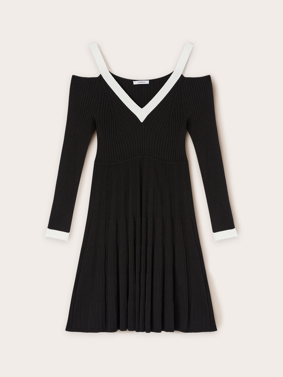 Vestito in maglia con cut out sulle spalle