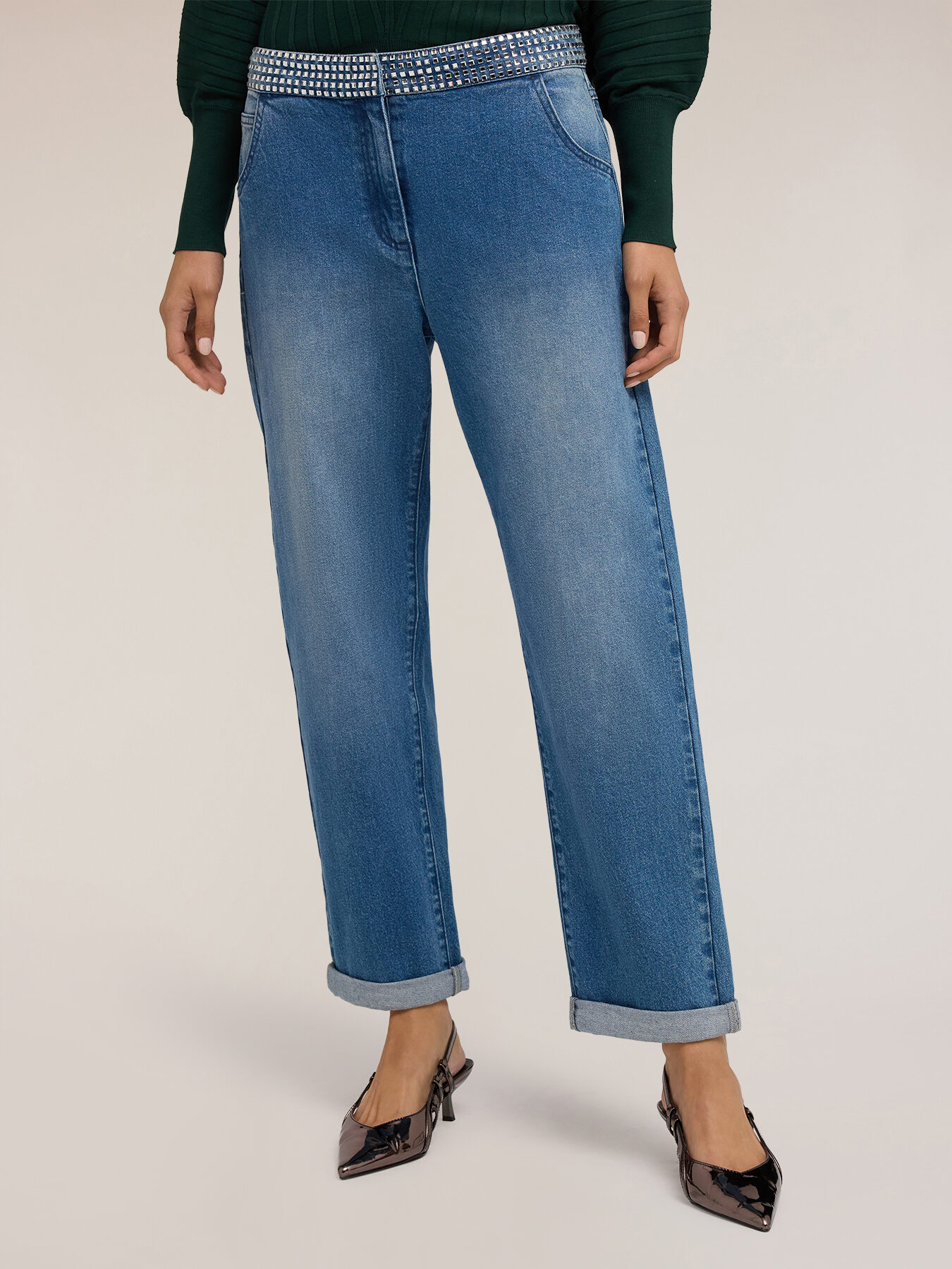 Boyfit jeans with jeweled belt image number 0