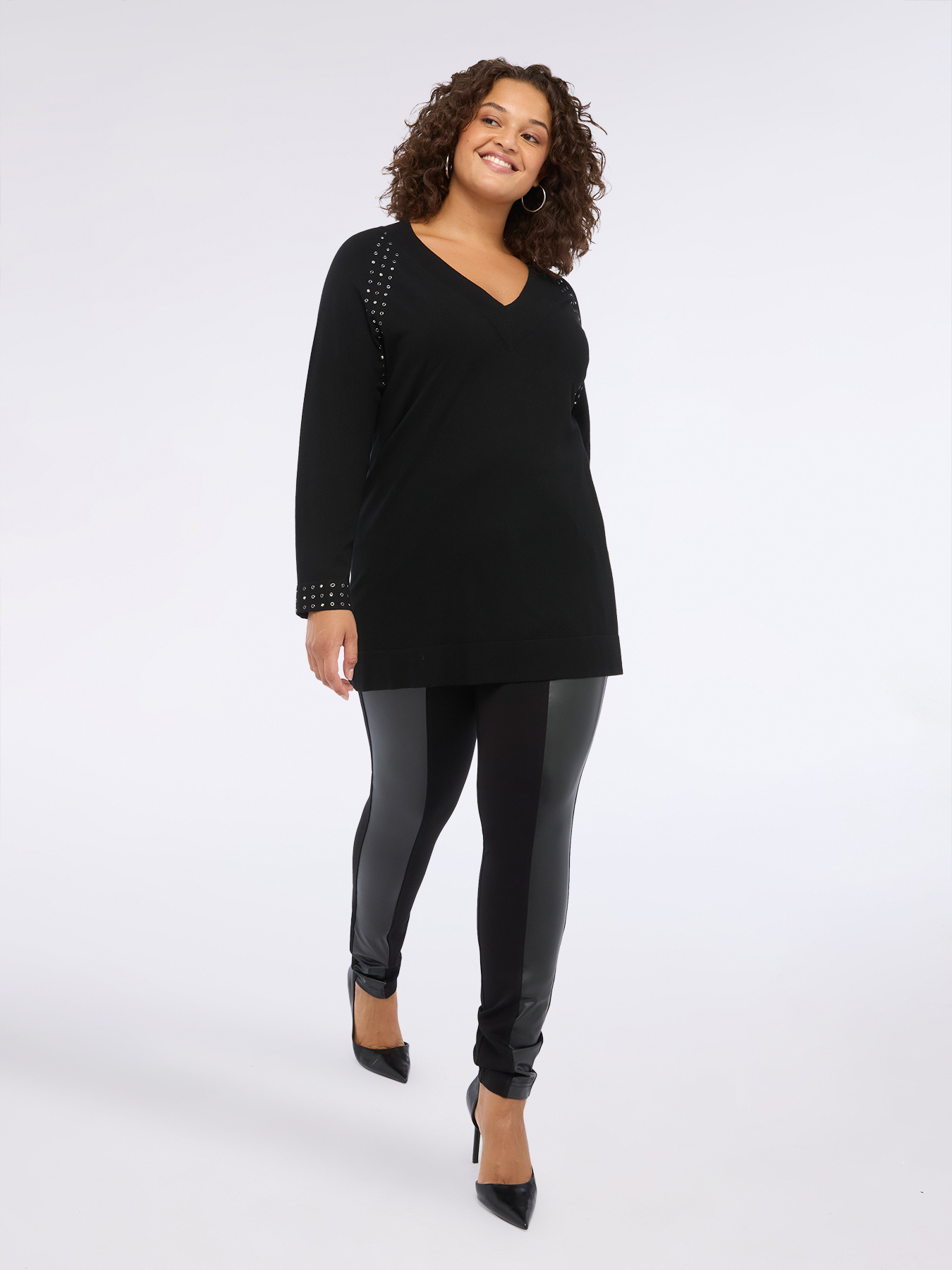 Maglia con borchie sulle spalle e sui polsini image number 3