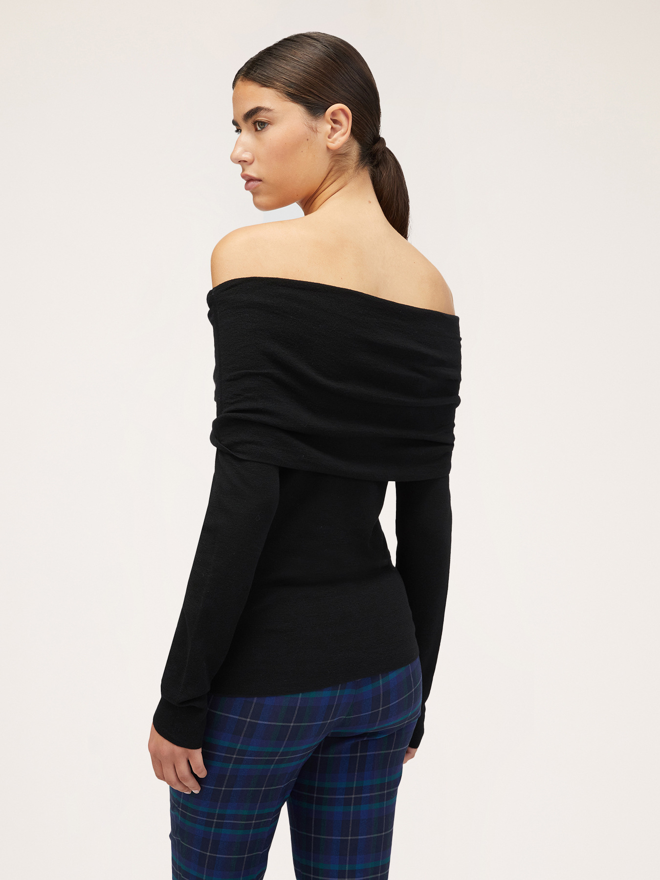 Off-shoulder wool sweater image number 1