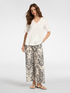 T-shirt in cotone scollo a V image number 2