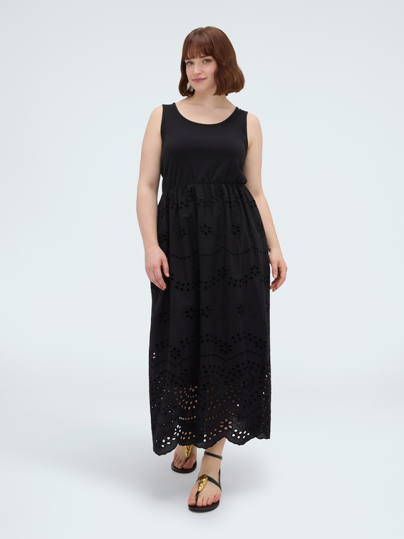 Langes Empirekleid aus Lochstickerei