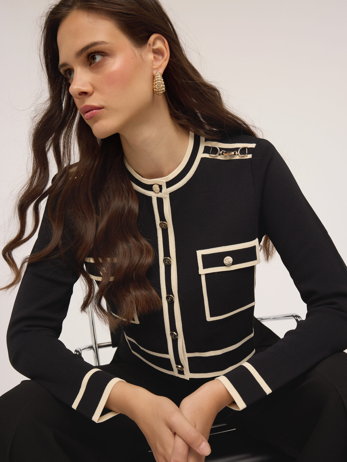 Strickjacke mit kontrastfarbenen Kanten image number 2