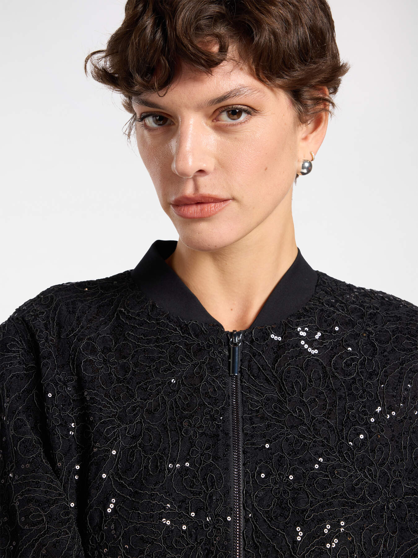 Blouson aviateur en dentelle et sequins image number 3