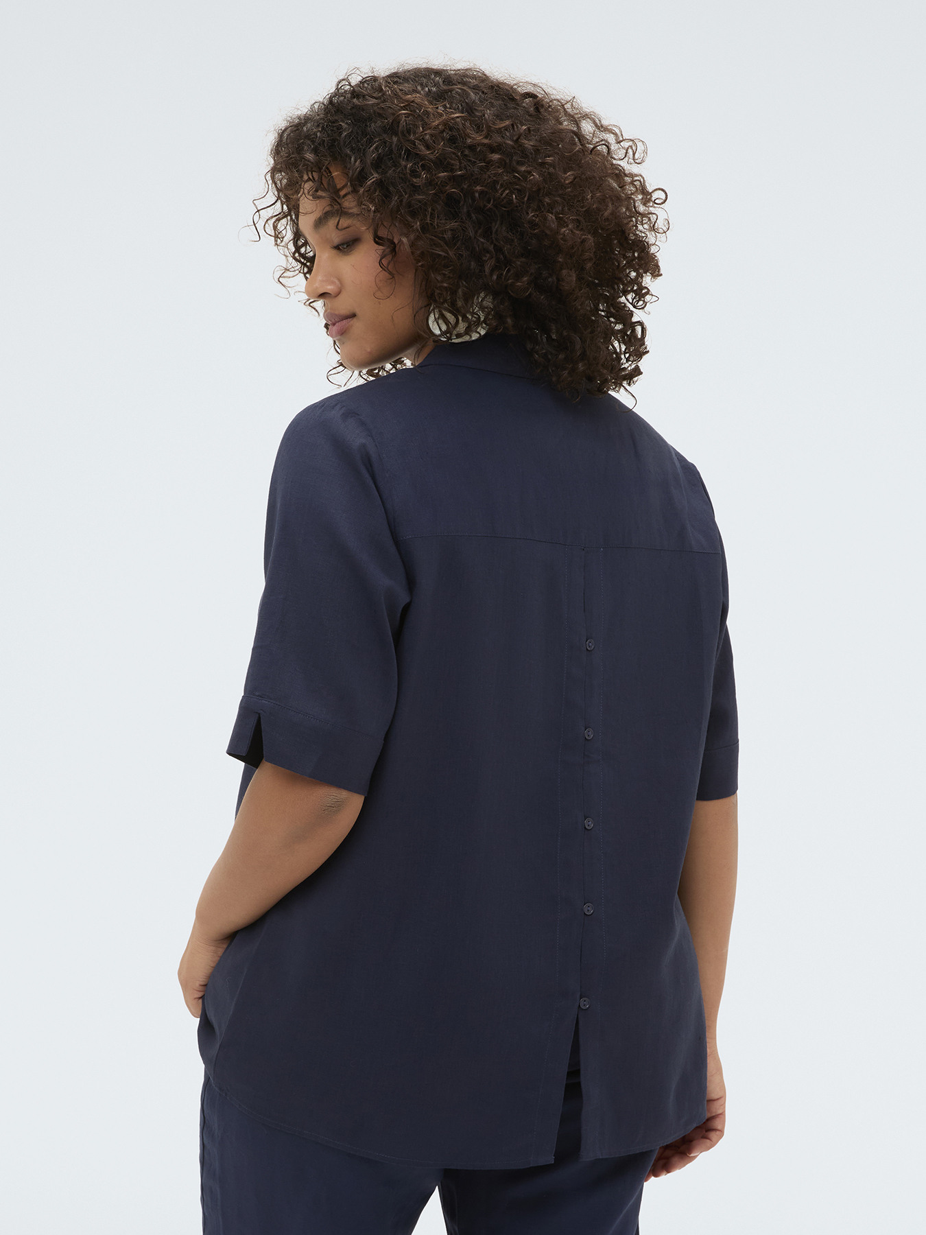 Boxy shirt in linen and viscose blend image number 1