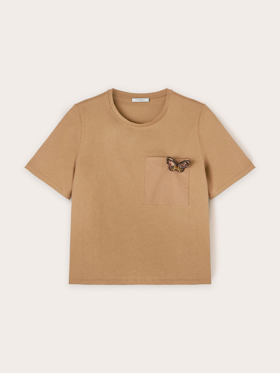 T-shirt avec une broche en forme de papillon