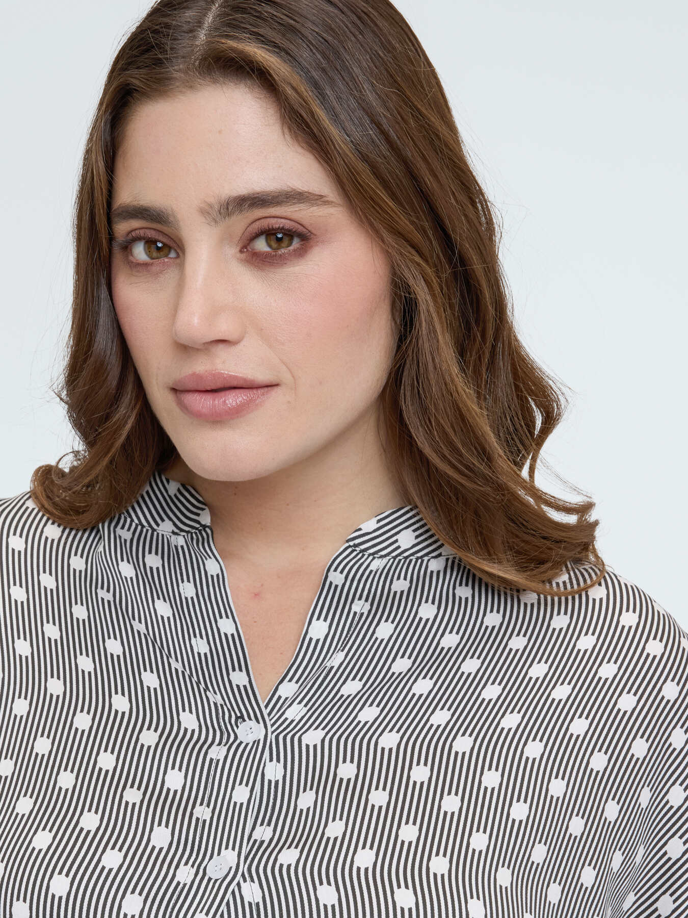 Gepunktete Bluse aus Viskose-Satin image number 3