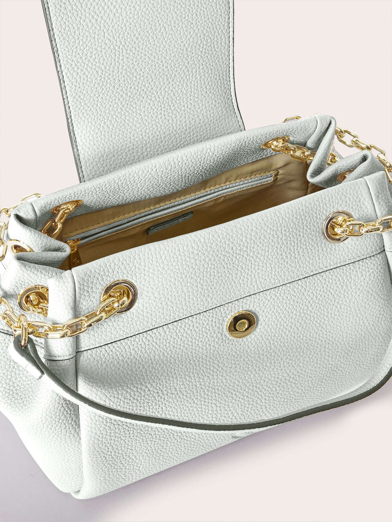 Bolso de hombro con cadena dorada image number 4