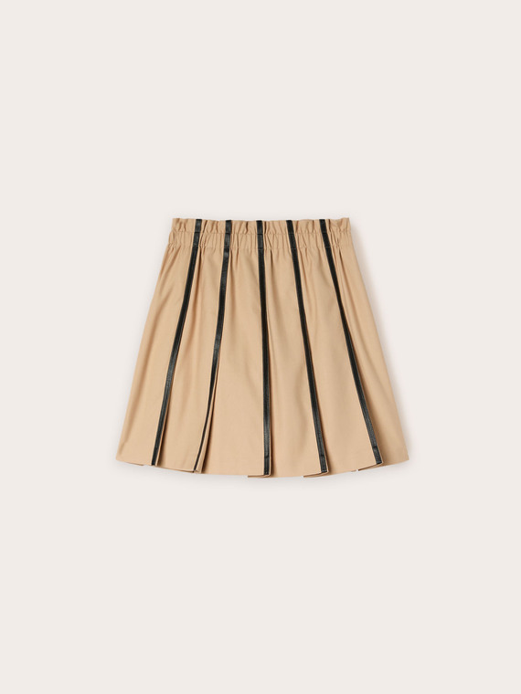 Pleated skirt with edging