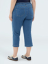 Cropped Jeans aus Denim mit Schlitzen image number 1
