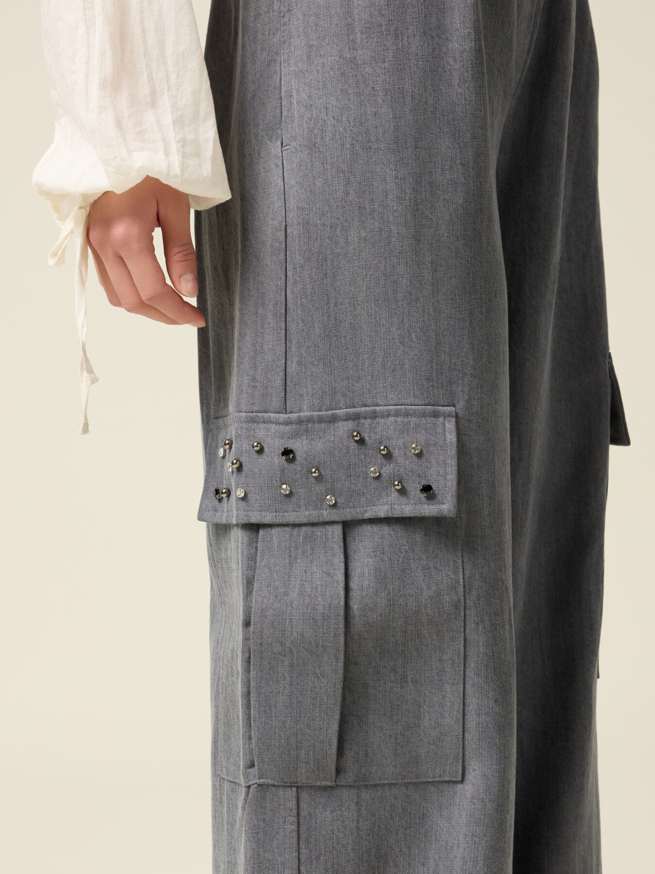 Pantaloni cargo in tencel con pietre image number 2