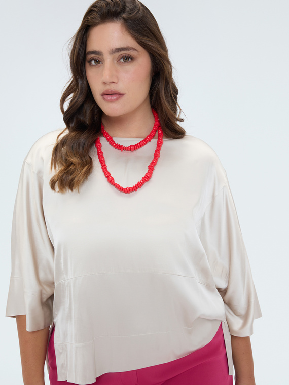 Collier avec &eacute;l&eacute;ments rouges