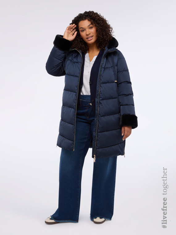 Langer Daunenmantel mit Kapuze und Pl&uuml;scheinsatz