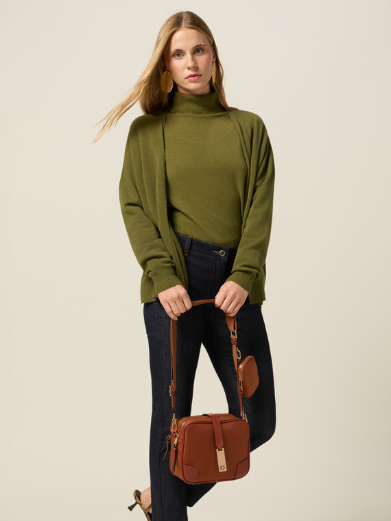 Tracolla con placchetta metallica e logo