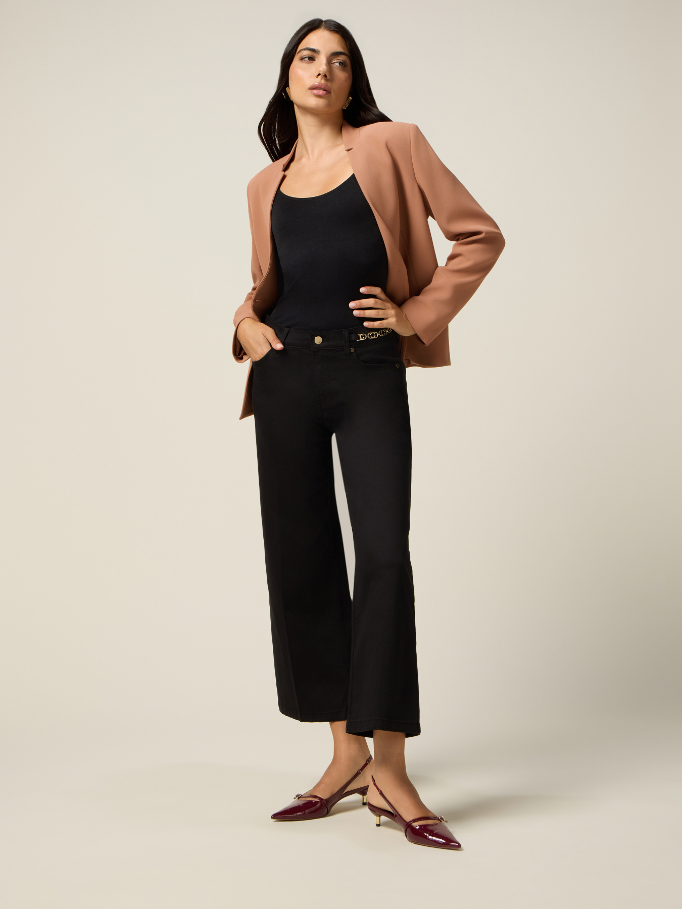 Pantaloni kick flare con dettaglio catena image number 0