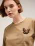 T-shirt avec une broche en forme de papillon image number 0