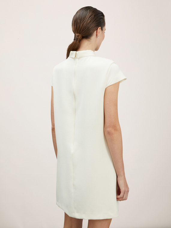 Mini-robe &agrave; col brod&eacute;