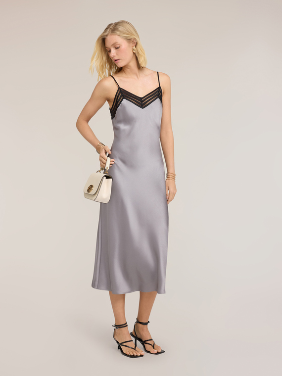 Rochie lungă din satin cu bordură din tul