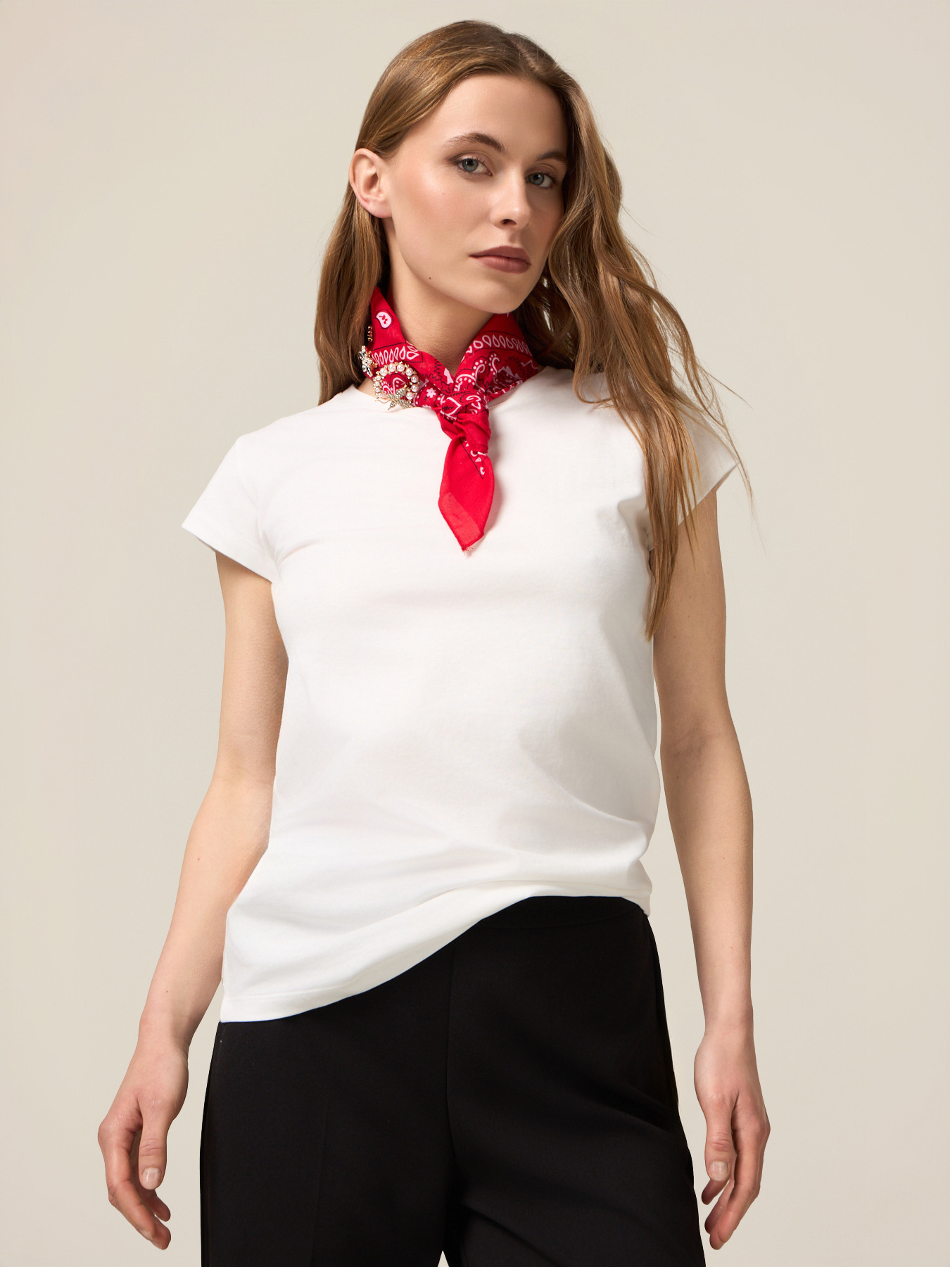 T-shirt con bandana e spilla image number 0
