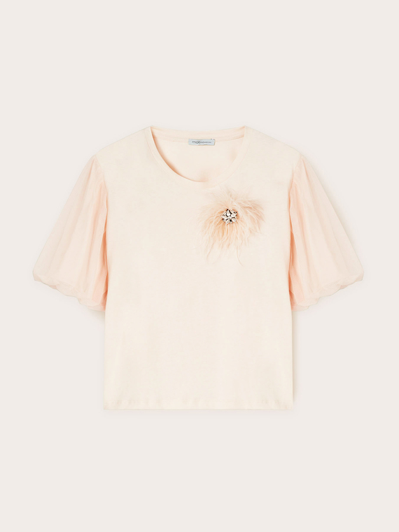 Tricou cu broșă bijuterie și pene