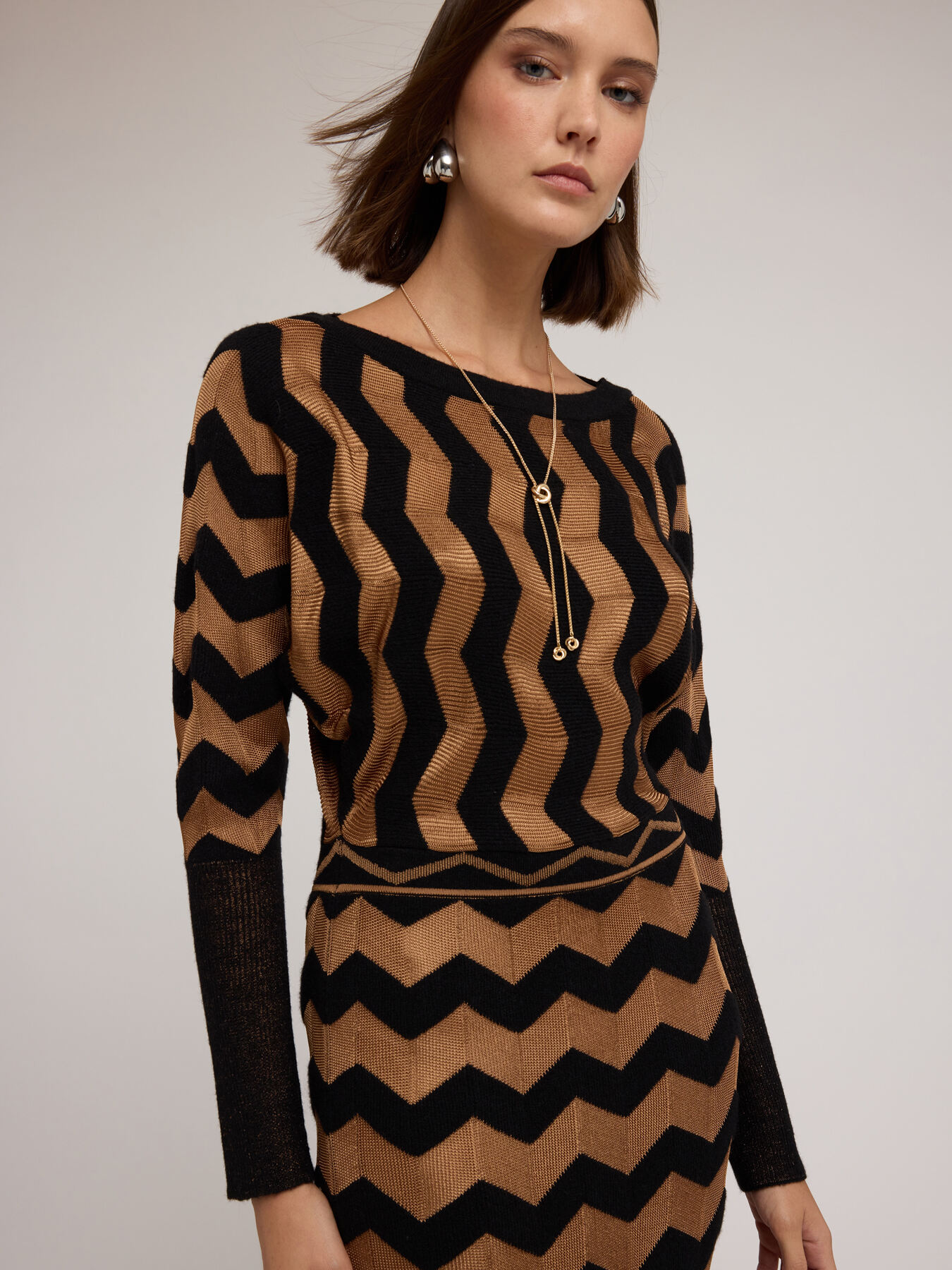 Langes Jacquard-Kleid mit Chevron-Muster image number 2