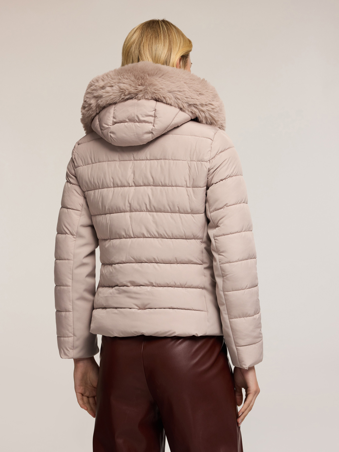 Kurze Daunenjacke mit Kapuze image number 1