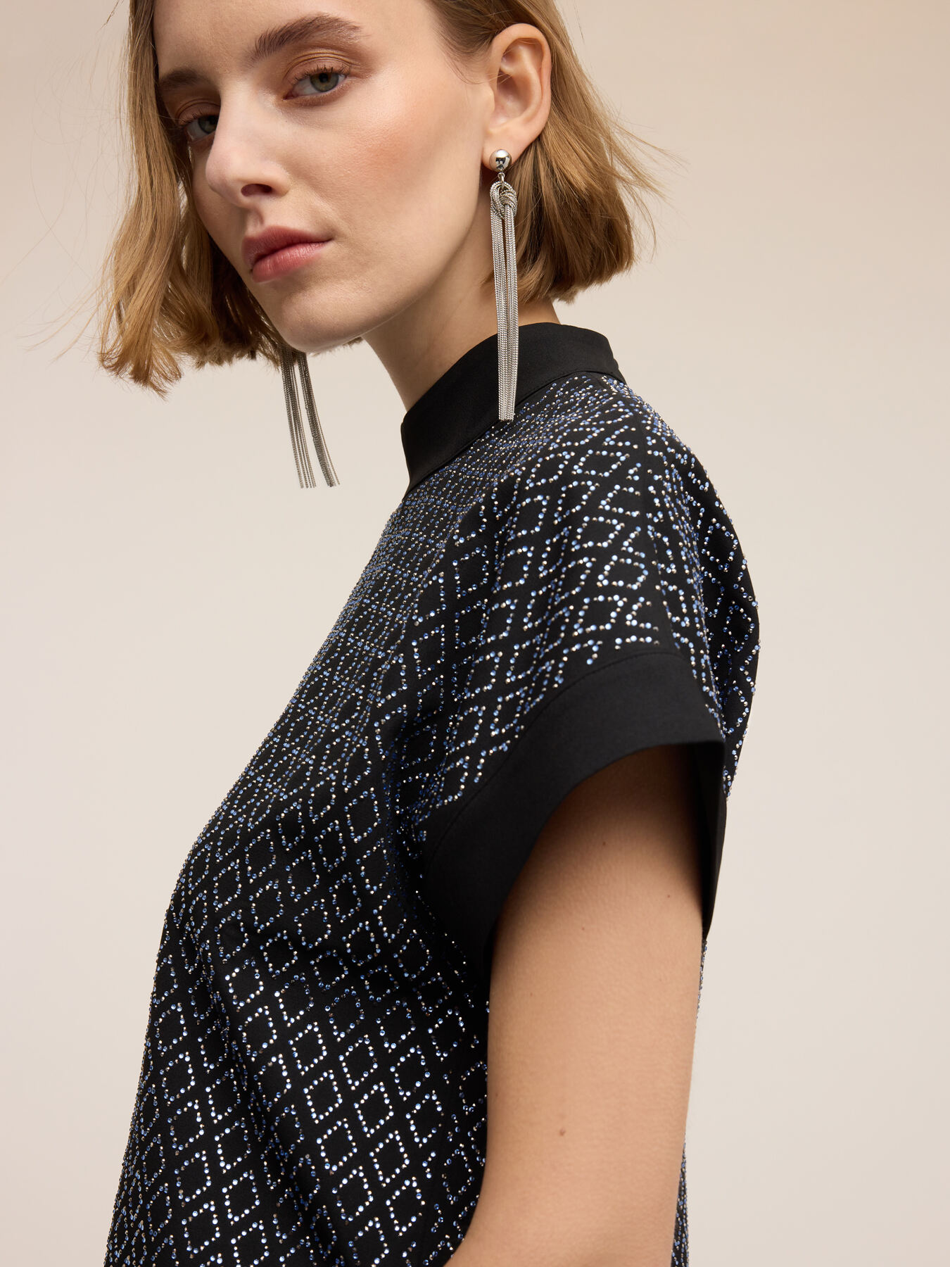 Blusa de jersey con aplicación geométrica de strass image number 3