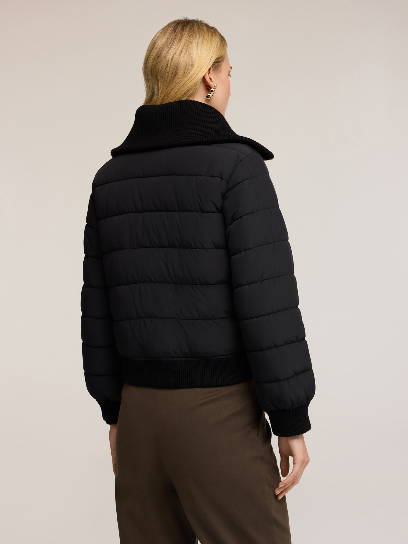 Plum&iacute;fero acolchado con alamares image number 1